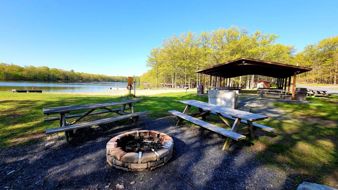 The Pocono'S Retreat With A Gameroom, Firepit, And Lake Bushkill Exterior foto