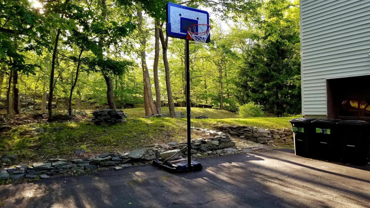 The Pocono'S Retreat With A Gameroom, Firepit, And Lake Bushkill Exterior foto