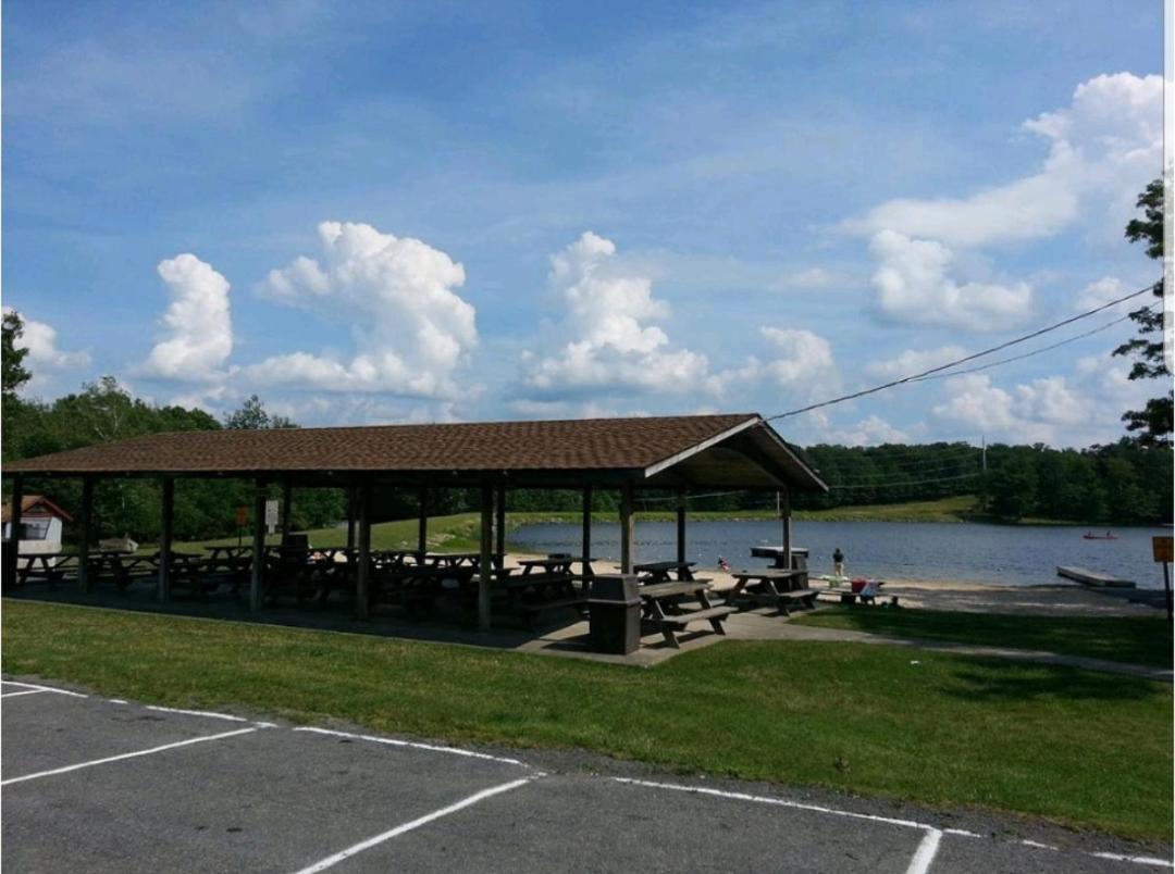 The Pocono'S Retreat With A Gameroom, Firepit, And Lake Bushkill Exterior foto